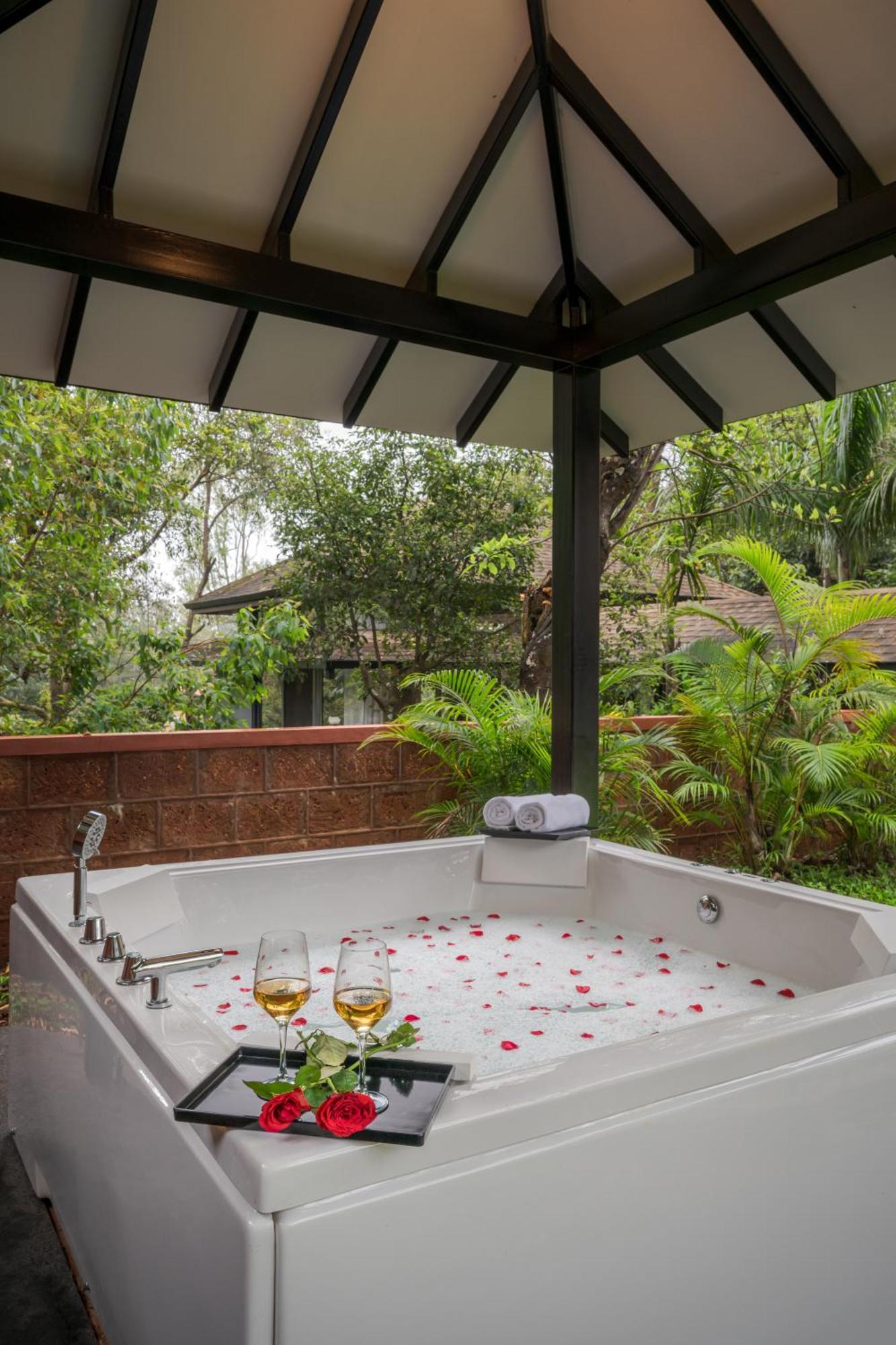 Saffronstays The Glasshouse, Panchgani - Beautiful Glass Villa For Couples Εξωτερικό φωτογραφία